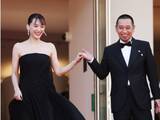 「「大吾、緊張してんな！」綾瀬はるか＆千鳥・大悟との手つなぎショットに「照れ顔が良い」「素敵」の声」の画像1