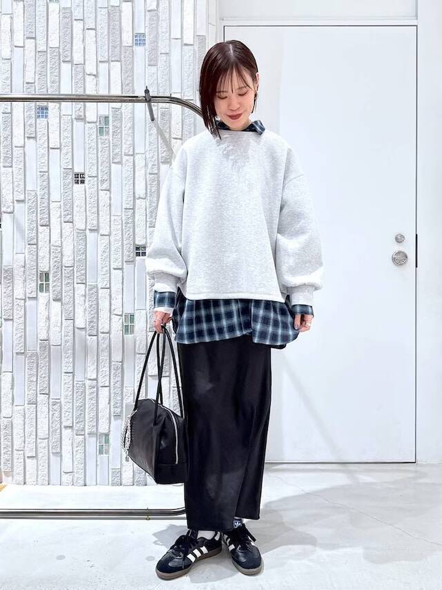 旬の「スウェット」にはスカートを合わせるのがおしゃれ！ 冬の大人カジュアルコーデ3選