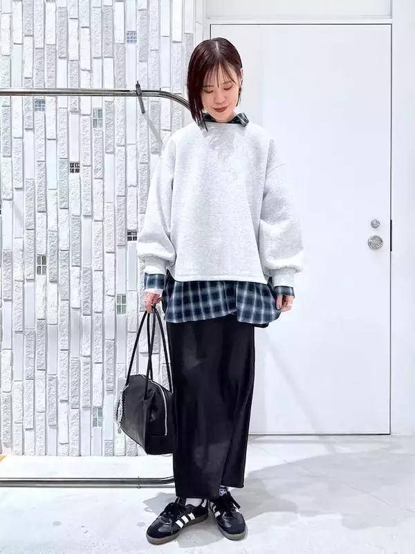 「旬の「スウェット」にはスカートを合わせるのがおしゃれ！ 冬の大人カジュアルコーデ3選」の画像