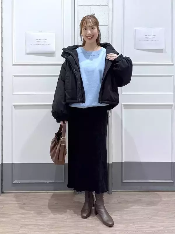 「旬の「スウェット」にはスカートを合わせるのがおしゃれ！ 冬の大人カジュアルコーデ3選」の画像