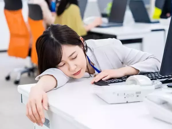 Q. 毎日、眠くて眠くてたまりません。春の強い眠気を解消する方法は？【医師が回答】