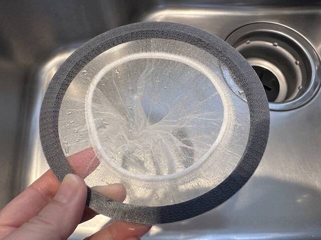 掃除の負担が激減！ ヒューバス「キッチン 排水口ネットホルダー」が“画期的”といえるワケ