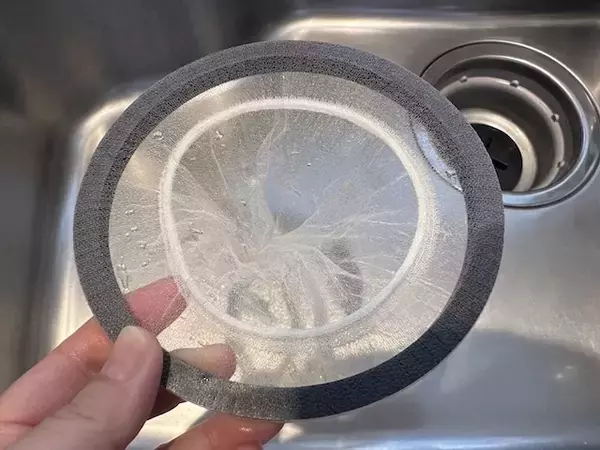 「掃除の負担が激減！ ヒューバス「キッチン 排水口ネットホルダー」が“画期的”といえるワケ」の画像