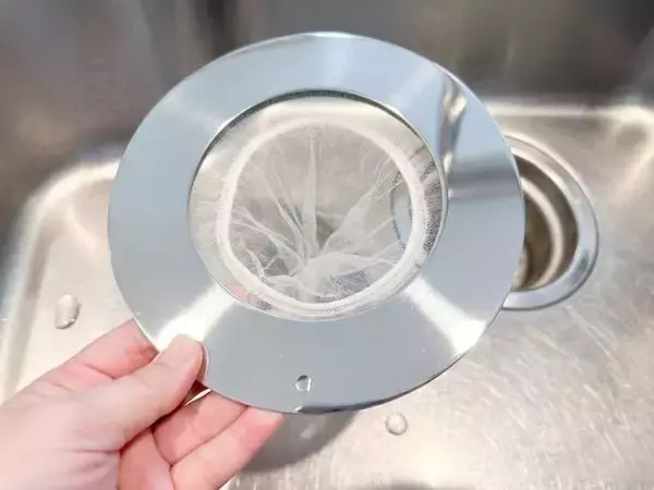 「掃除の負担が激減！ ヒューバス「キッチン 排水口ネットホルダー」が“画期的”といえるワケ」の画像