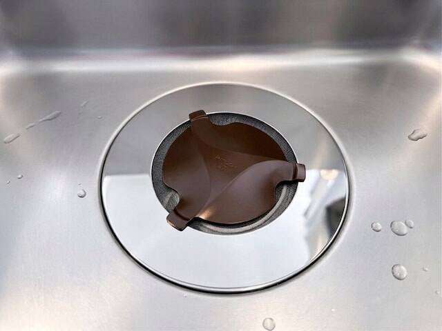 掃除の負担が激減！ ヒューバス「キッチン 排水口ネットホルダー」が“画期的”といえるワケ