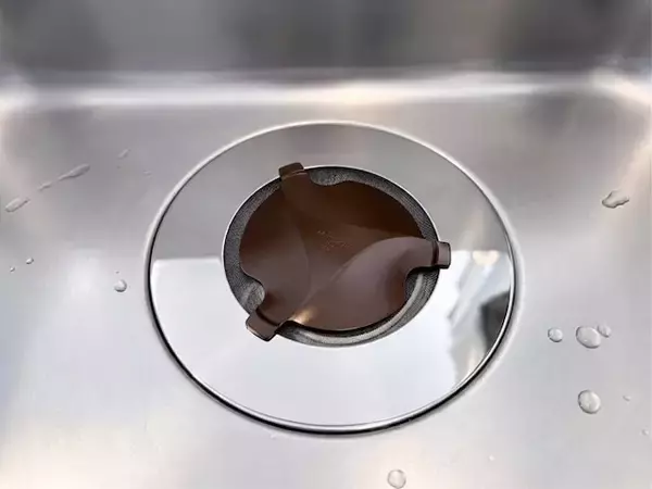 「掃除の負担が激減！ ヒューバス「キッチン 排水口ネットホルダー」が“画期的”といえるワケ」の画像