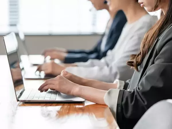 45歳以上女性の4割が「入社以来異動なし」。ミドルシニア女性に広がるキャリア格差の実態
