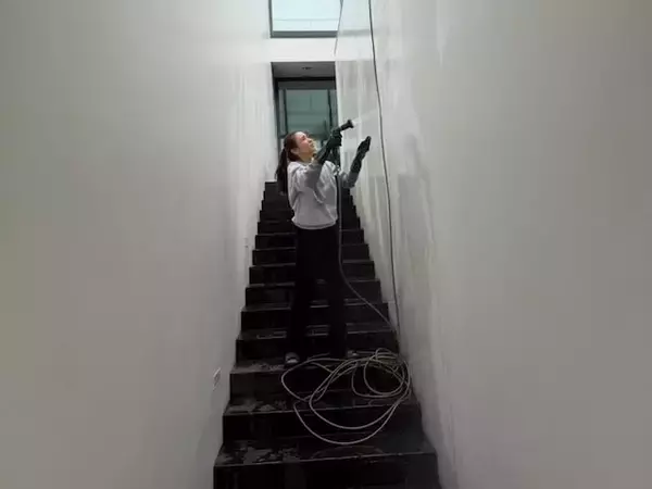 「す、凄い身体能力」美人モデル、自宅の掃除する姿に「危なすぎ」「高さがありすぎて怖い」心配の声も