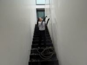 「す、凄い身体能力」美人モデル、自宅の掃除する姿に「危なすぎ」「高さがありすぎて怖い」心配の声も