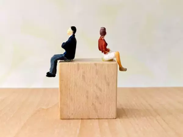 「結婚しているのに孤独……」独り身でも幸せな人との「6つの違い」とは