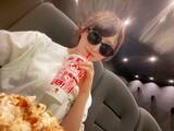 「「映画館貸し切ってお忍びでって感じ」AKB48メンバー、プライベートショットに反響「魅惑的であやしい」」の画像1