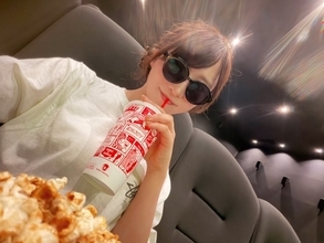 「映画館貸し切ってお忍びでって感じ」AKB48メンバー、プライベートショットに反響「魅惑的であやしい」