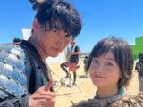 「「凄い一枚ですな…」山崎賢人＆橋本環奈の『キングダム』オフショットに「太陽のようなコンビ」の声！」の画像1