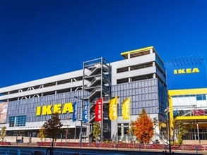 「重宝しています」IKEAのモニタースタンド“VATTENKAR”が好評。上下に分けて2台としても使える木製デザイン