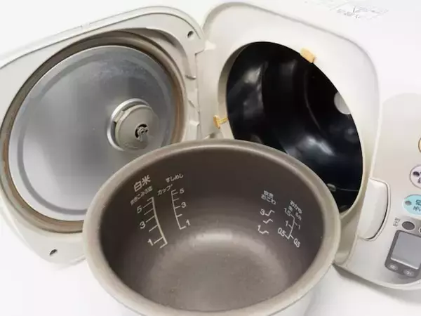 Q. 炊飯器の内釜の底に「白い斑点」がありますが、使い続けても大丈夫でしょうか？【専門家が解説】