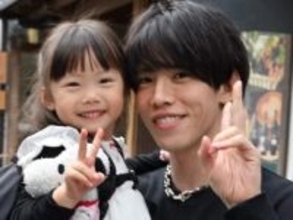 「愛おしすぎる」子育て系インフルエンサー、“超パパっ子”娘との親子ショット公開「お鼻そっくり」