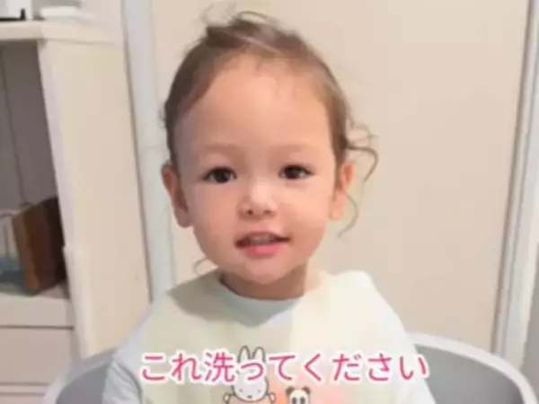 「この子すごい賢くなると思う…」国際夫婦YouTuber、長女の食事風景に「マジで人生何回目なんだこの子」反響