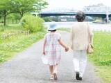 「「遊びに来るたびに外食が続くと、正直きついけど」67歳女性が“孫たち”へお金を使い続ける理由」の画像1