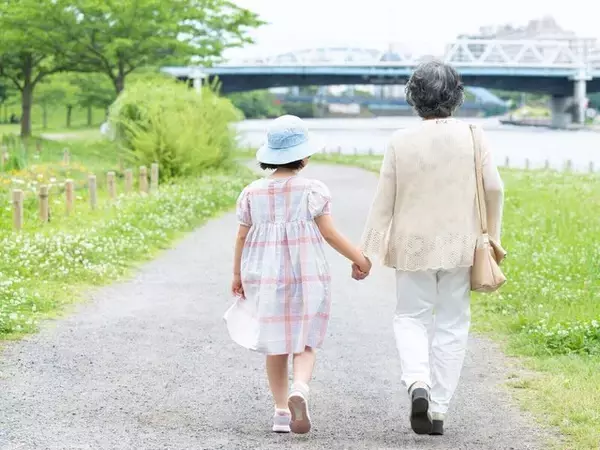 「遊びに来るたびに外食が続くと、正直きついけど」67歳女性が“孫たち”へお金を使い続ける理由