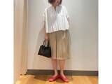 「「汗が脚をツツーッと流れ落ちて不快」40代が避けたい真夏のNGボトムス！今が旬のおすすめアイテムは？」の画像1