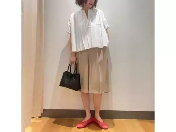 「汗が脚をツツーッと流れ落ちて不快」40代が避けたい真夏のNGボトムス！今が旬のおすすめアイテムは？