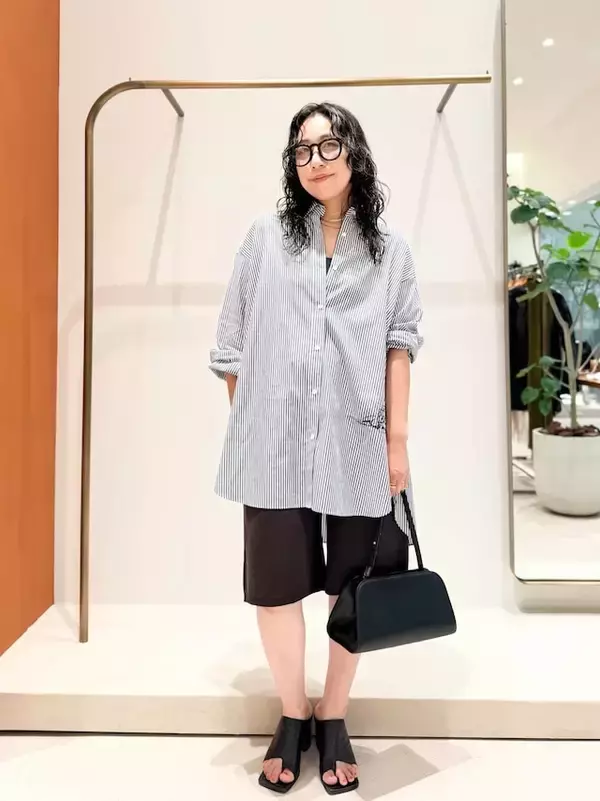 「秋のトレンドを意識した「40代のおしゃれ残暑コーデ」 体型カバーも期待できるカジュアルスタイル3選」の画像