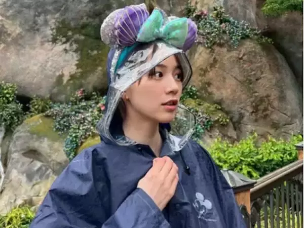 「周りに気づかれないですか？」のん、ディズニー満喫ショットに反響！ 「雨の中でも楽しそう」