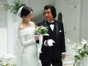 「結婚したのかと」藤岡弘、の美人娘、ウエディングドレス姿を披露！ 親子ショットも「目元がそっくり」