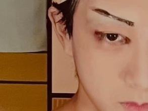 「凛々しい」市川團十郎、長男が“悪戦苦闘”している化粧姿を公開！ 「パパに似てきた」「大人の顔立ち」