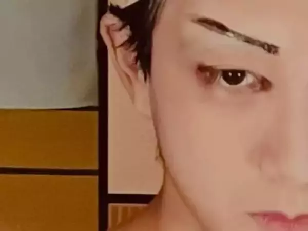 「凛々しい」市川團十郎、長男が“悪戦苦闘”している化粧姿を公開！ 「パパに似てきた」「大人の顔立ち」