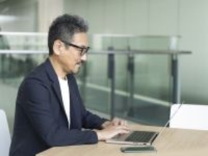 収入が月によって変わり、支払いが多くて生活費が残らず老後が不安。家計を立て直すには？