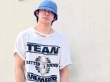 「「ホントおしゃれさんになったよね」岸優太、スタイリッシュな私服姿に「Tシャツ破れてる」の声」の画像1