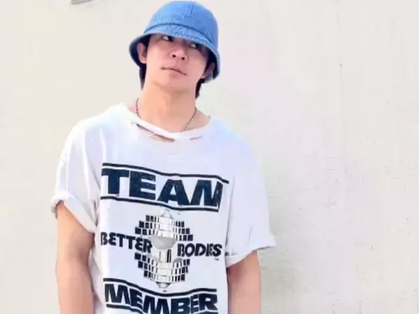 「ホントおしゃれさんになったよね」岸優太、スタイリッシュな私服姿に「Tシャツ破れてる」の声