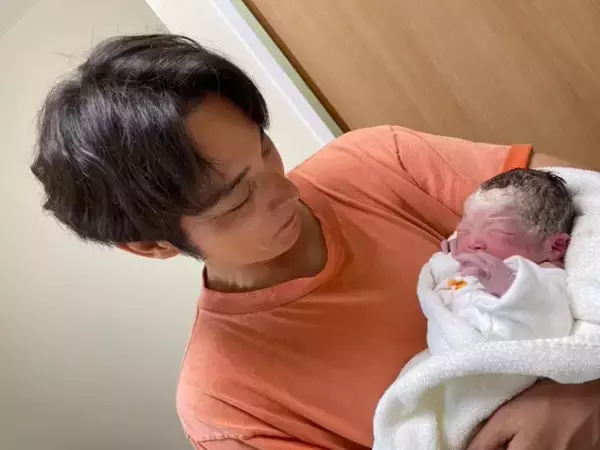 「絶対美人の娘さん」お笑い芸人、第2子誕生を報告！ 「ほんと可愛い」「パパはメロメロですね」