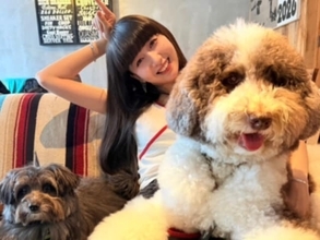 木村拓哉＆工藤静香の長女・Cocomi、大きな愛犬たちと戯れる姿を披露！ 「わんずたち。びび、左さん〜」