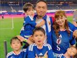 「W杯を終えた長友佑都、息子4人＆妻・平愛梨との家族ショット公開「こんなかっこいいパパおらん！！」」の画像1