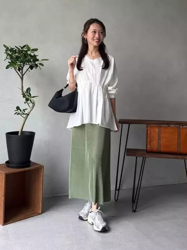 「40代女性の体型カバーに◎ トレンドの「ペプラムトップス」を使った“映える”スタイル4選」の画像