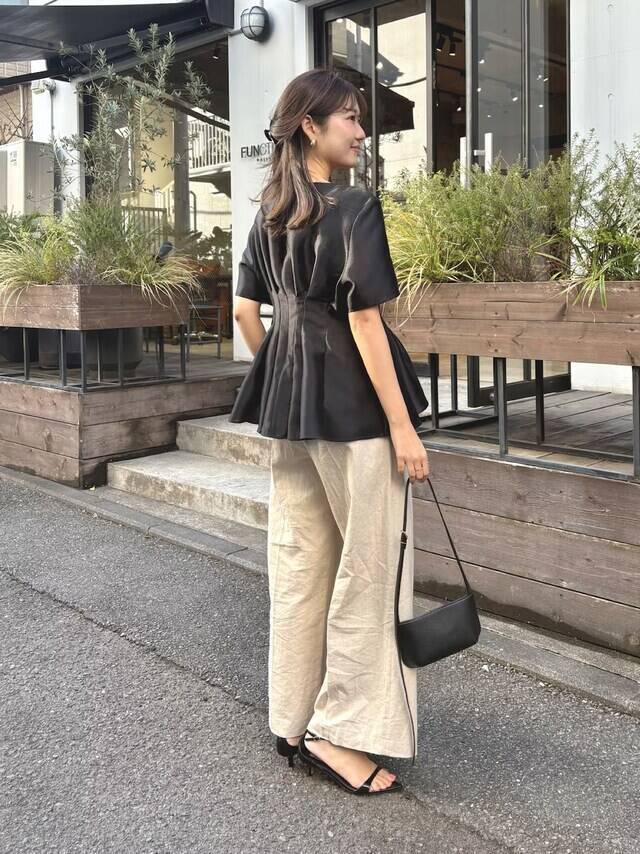 40代女性の体型カバーに◎ トレンドの「ペプラムトップス」を使った“映える”スタイル4選