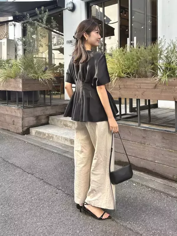 「40代女性の体型カバーに◎ トレンドの「ペプラムトップス」を使った“映える”スタイル4選」の画像