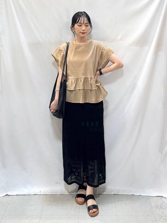 40代女性の体型カバーに◎ トレンドの「ペプラムトップス」を使った“映える”スタイル4選