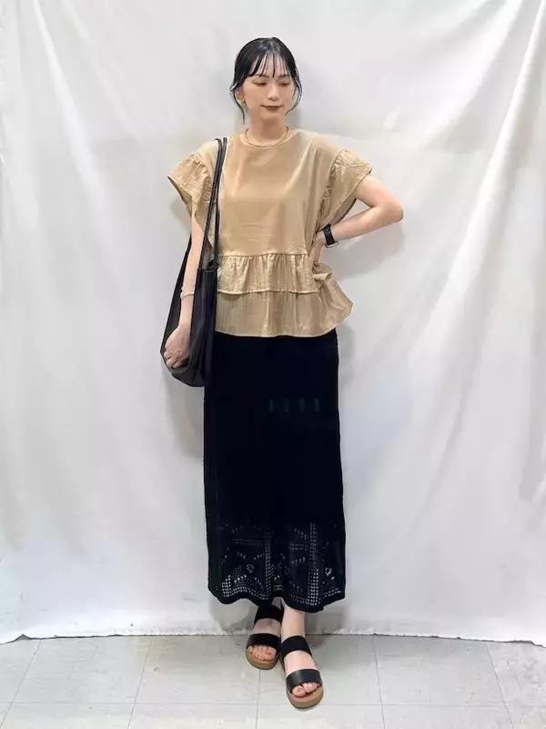 「40代女性の体型カバーに◎ トレンドの「ペプラムトップス」を使った“映える”スタイル4選」の画像