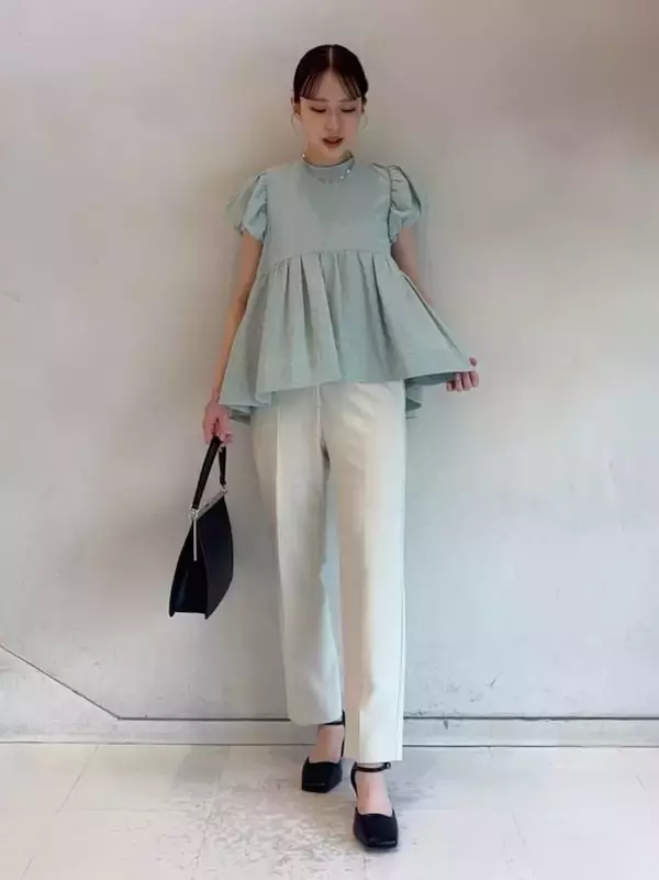 「40代女性の体型カバーに◎ トレンドの「ペプラムトップス」を使った“映える”スタイル4選」の画像