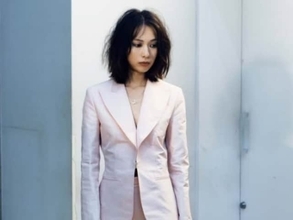 戸田恵梨香、モードな別人級ショットを公開！ グッチのセットアップスーツ姿で圧巻スタイル際立つ