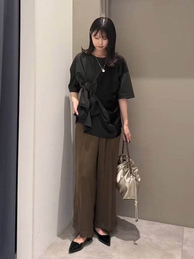 旬のおしゃれでキメたつもりが「老け見え」に!? 40代が避けたい「ほっこりみが強い」ブラウンコーデ