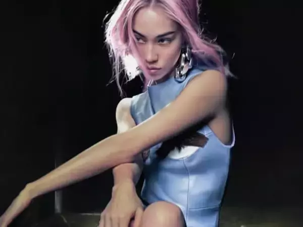 水原希子、ピンクヘアのアート写真を公開！ 圧倒的なビジュアルに「妖精」「美しい芸術作品」と反響