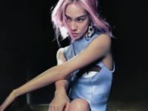 水原希子、ピンクヘアのアート写真を公開！ 圧倒的なビジュアルに「妖精」「美しい芸術作品」と反響