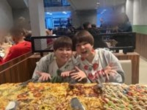 「さすがに無理かなと思った」大食い姉妹YouTuber、“まるでカーペット”巨大ピザを完食「凄すぎます」