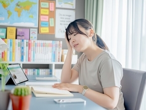 高校生の夏休みの宿題はなぜ終わらない？ 「部活」が最多、スマホも影響……保護者100人に聞いた本音