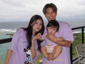 夫婦YouTuber、沖縄で美人妻＆娘との家族ショット公開！ 「見る度に成長してる！」「パパ似ですね」