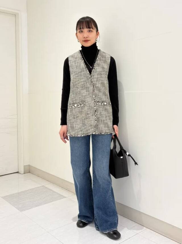 【40代デニム】楽ちんワイドも復活スリムも！ 大人がきれい見えする「最旬デニムコーデ」4選